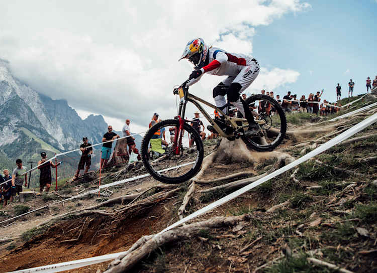 https://img.redbull.com/images/c_crop%2Cx_619%2Cy_0%2Ch_3712%2Cw_4949/c_fill%2Cw_750%2Ch_544/q_auto%2Cf_auto/redbullcom/2018/07/10/4f0eb2e5-f6fa-4ca6-98ff-29a0701516ea/mtb-collection
