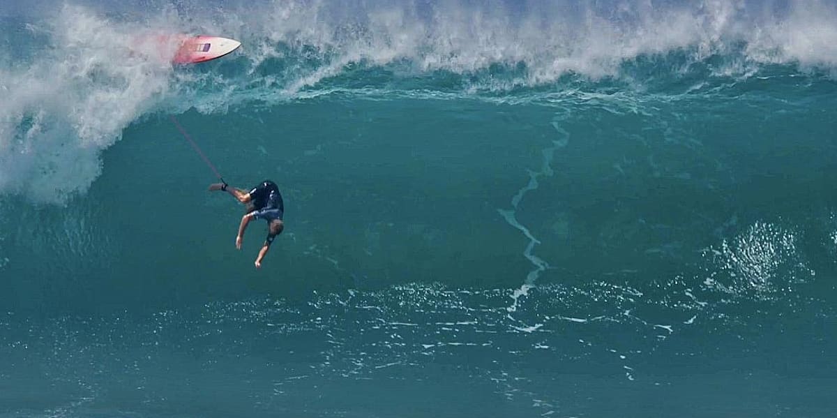 Los mejores wipeouts de surf en Teahupoo y Pipeline