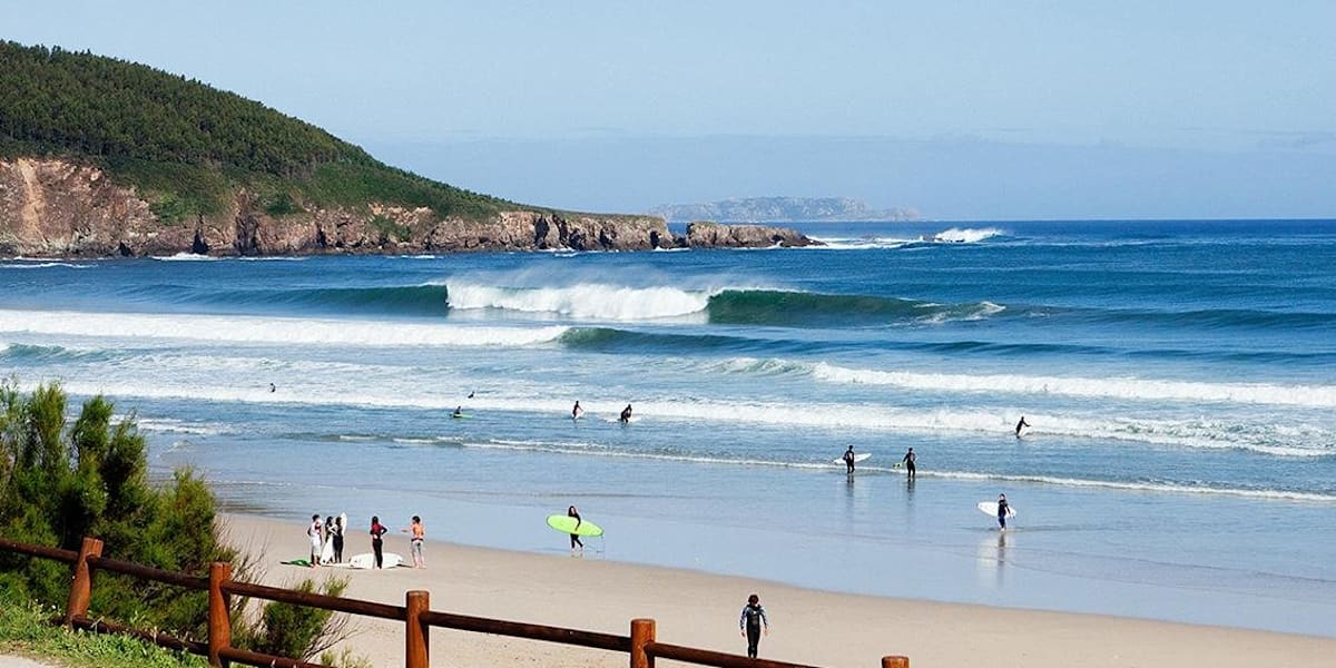 Playa de Razo: olas consistentes durante todo el año