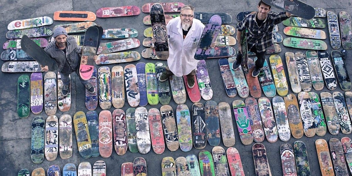 Una tabla de snowboard hecha de skates ...