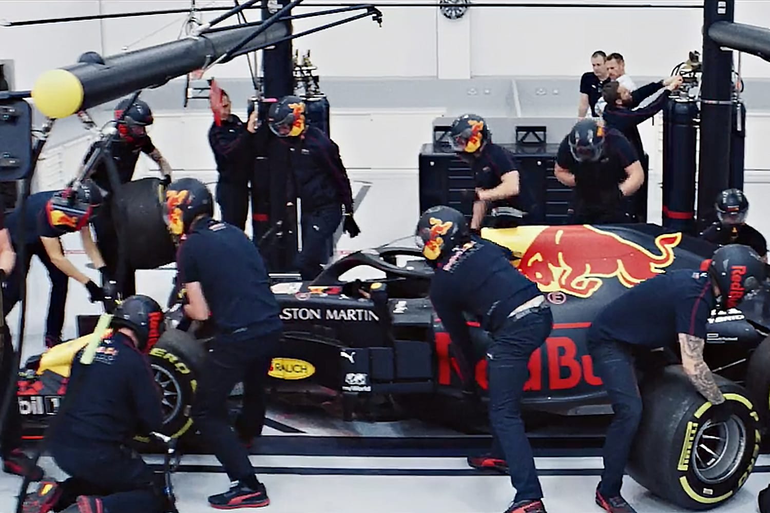 formula 1 pit crew