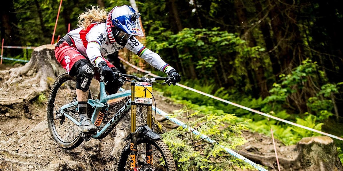 How to descend on a mountain bike: 5 tips to follow