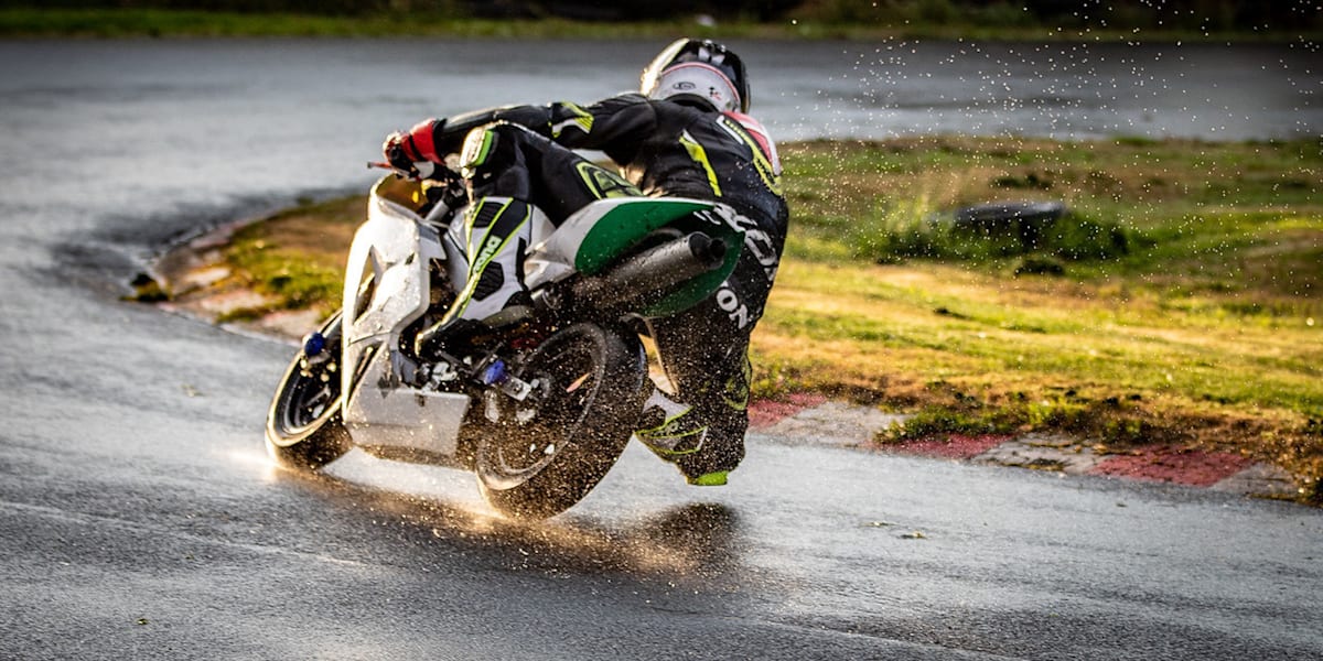 Blog Simon Jespersen training in the wet and the dry