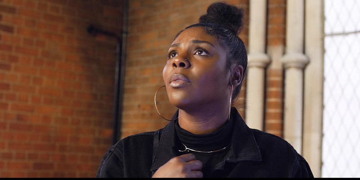 Malika performs I Live and Lua in live session +Videos+