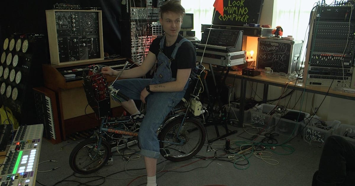 LOOK.mum  look-mum-no-computer-shows-us-