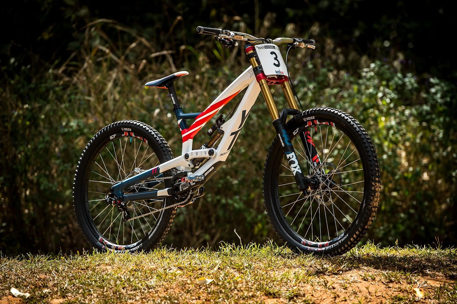 Bike Check Aaron Gwin YT Tues MŚ UCI DH w Cairns
