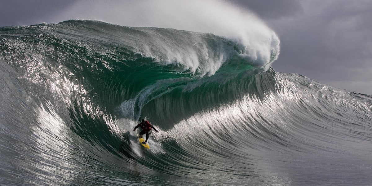 ross-clarke-jones-surfs-the-right