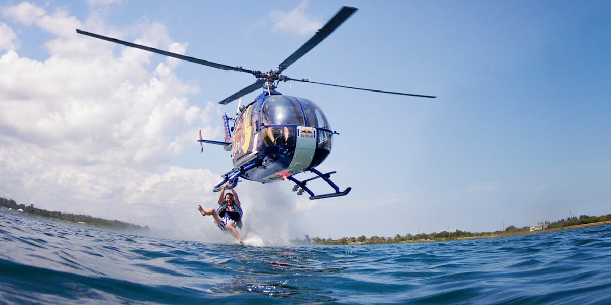 DOUBLE TUNNEL COMPETITION 水上スキー　ウォータースキー ヘリコプター x ベアフット水上スキー！ | 動画 裸足 | レッドブル