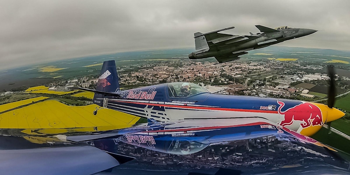 ベビーグッズも大集合 マルティン・ソンカがジェット戦闘機とバレルロール その他