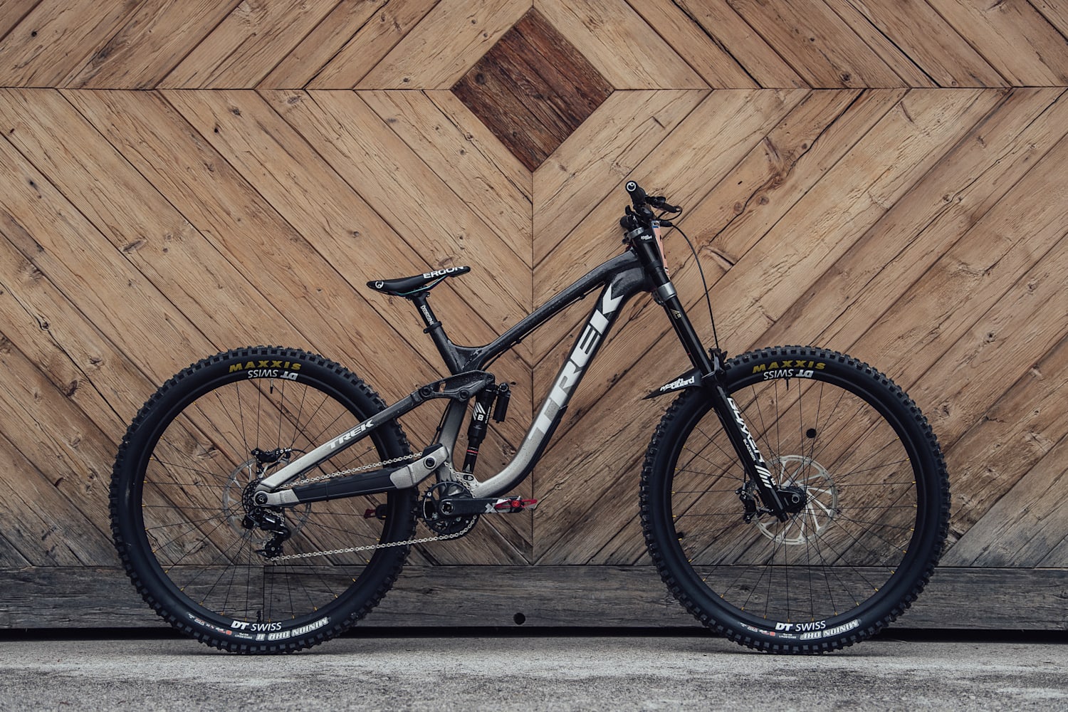 Vali Höll's Trek Session World Cup racer bike check