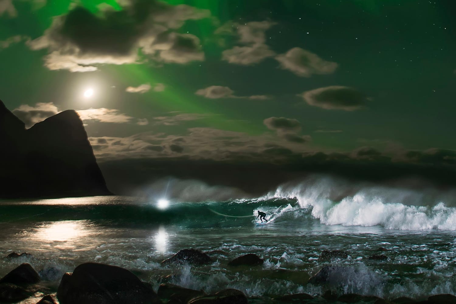 Mick Fanning: Surfing under Northern Lights *video*