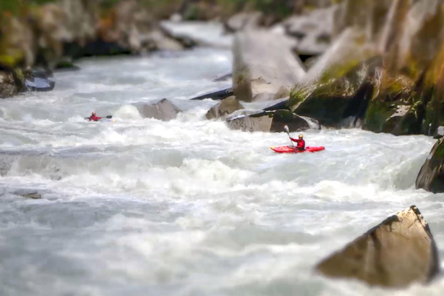 Tiny Kayakers Tiltshift drone kayaking film ++video++
