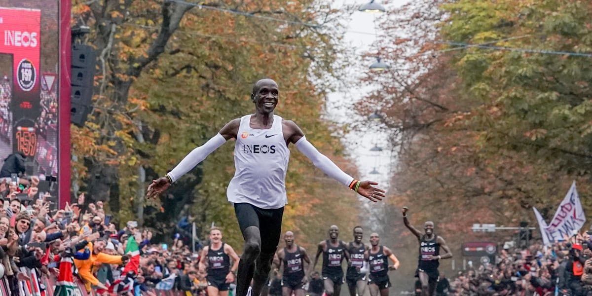 証拠写真付き・直筆サインエリウド・キプチョゲマラソン写真サイン入り