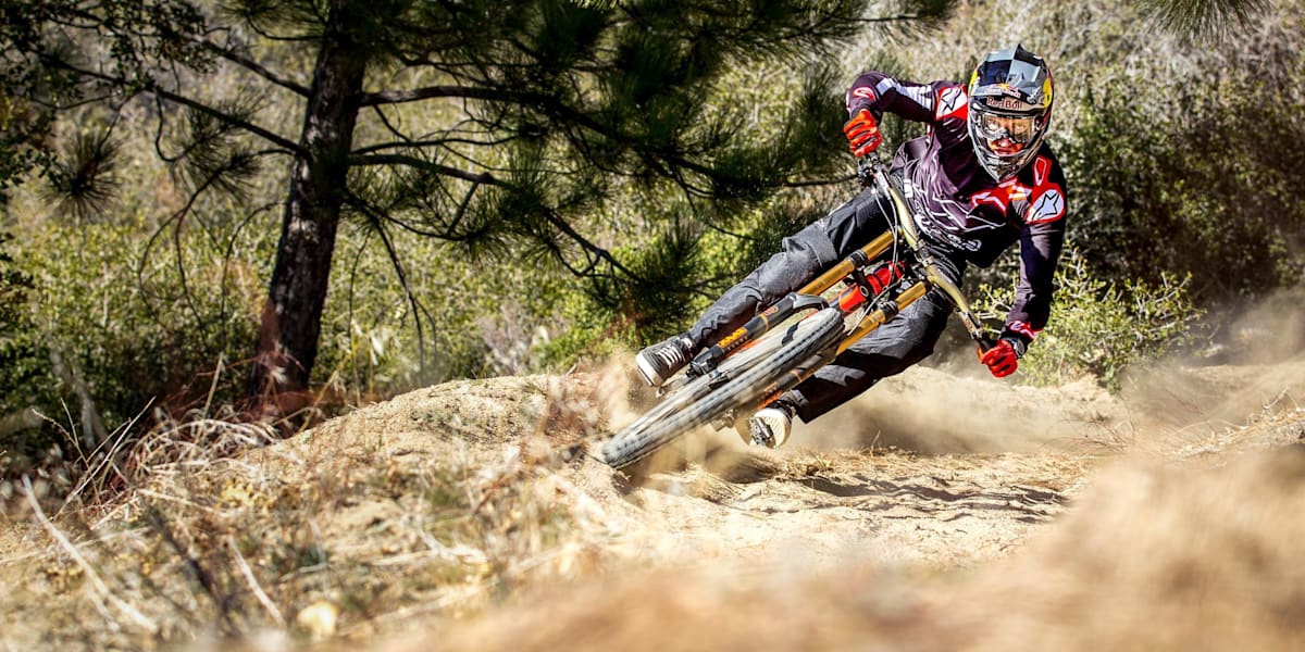 Aaron Gwin si rilassa prima che inizi la World Cup DH