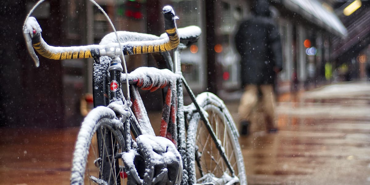Зима какие велосипеды. Зимний велосипед. Велосипед для зимы. Велосипед зимой в городе. Велосипед под снегом.