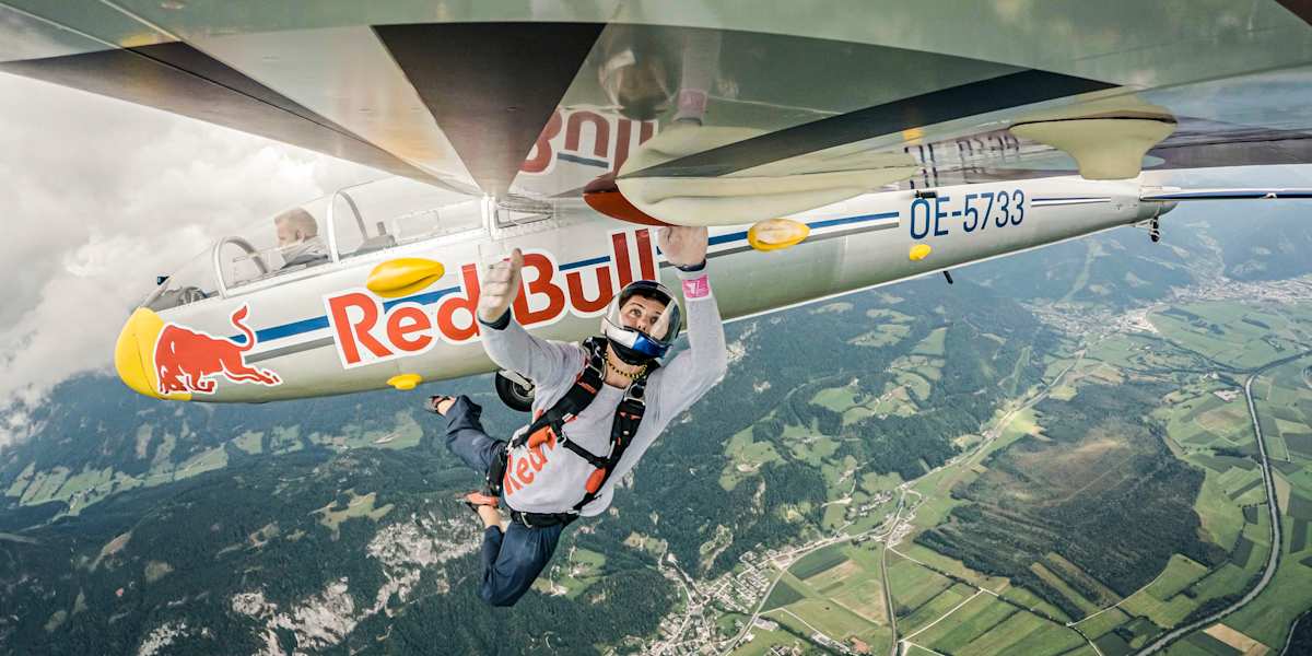 世界初】高度2,500mを飛行中のグライダーの翼でクライミング！| ドメン