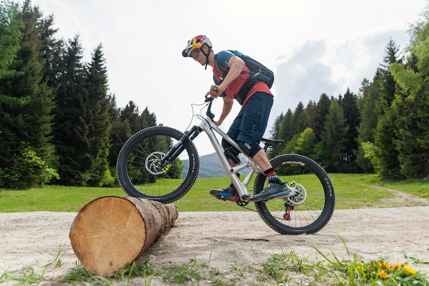 VTT: Comment sauter par-dessus un tronc d'arbre ? Vidéo