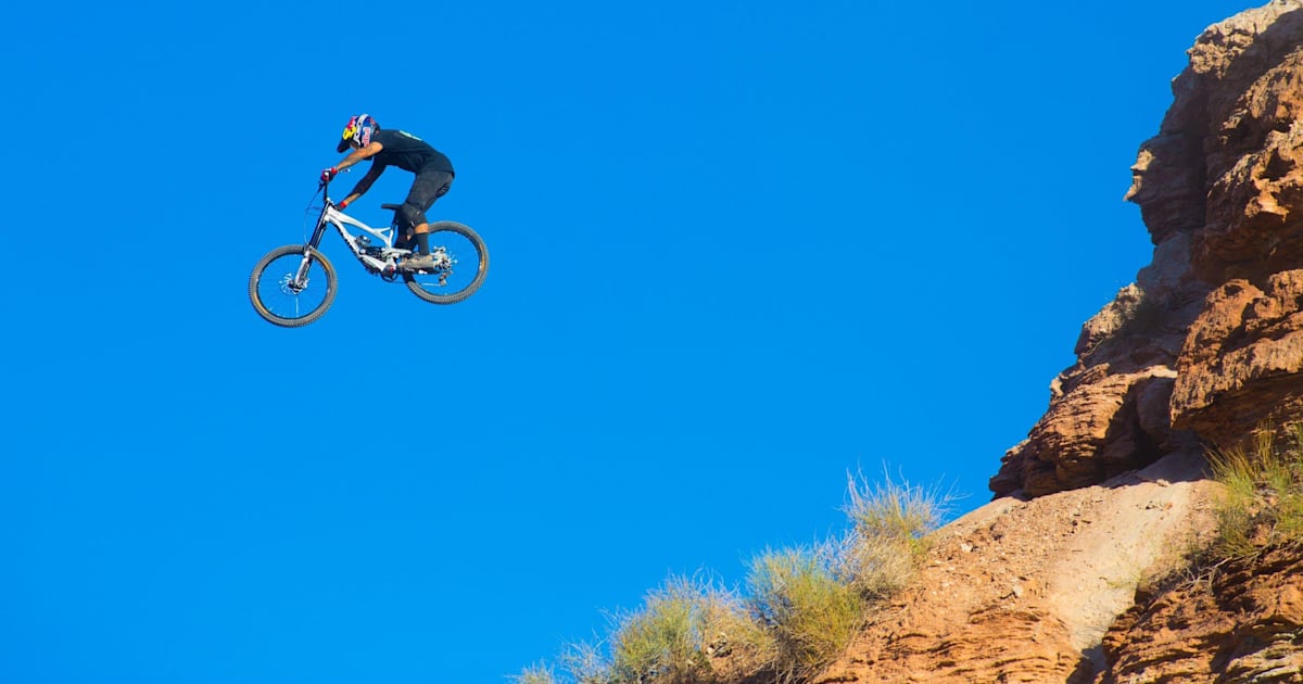 スケートボード DOWN CHILL LIGHT BULL cliffs outdoor Agassiz and Lacondeguy Launch 76-Foot Cliff Drop