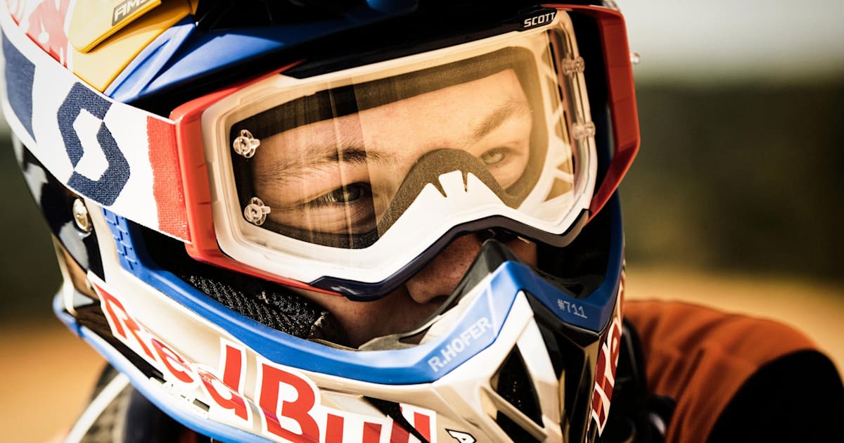 Motocross helmet with goggles clearance