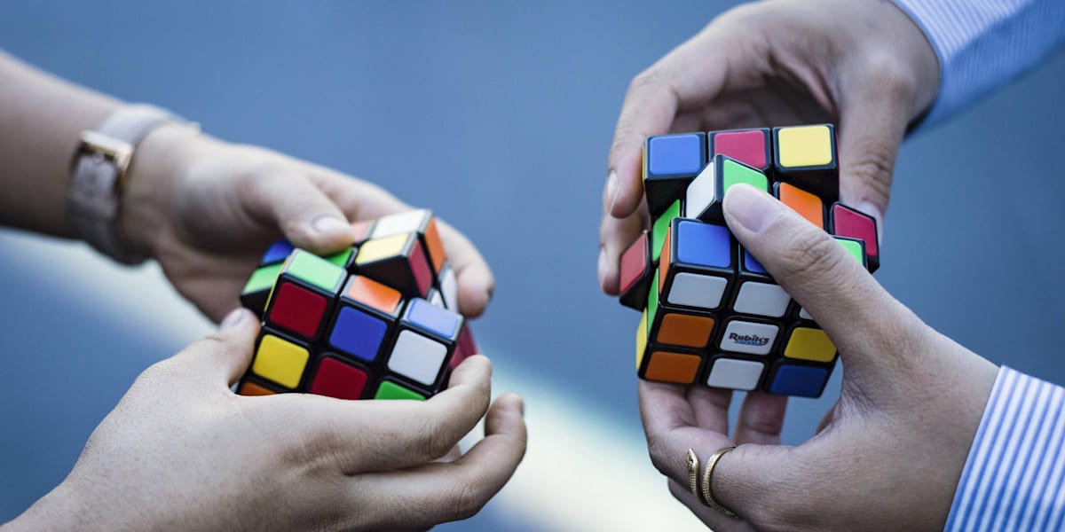 How to solve a Rubik's Cube in 7 step: video tutorial