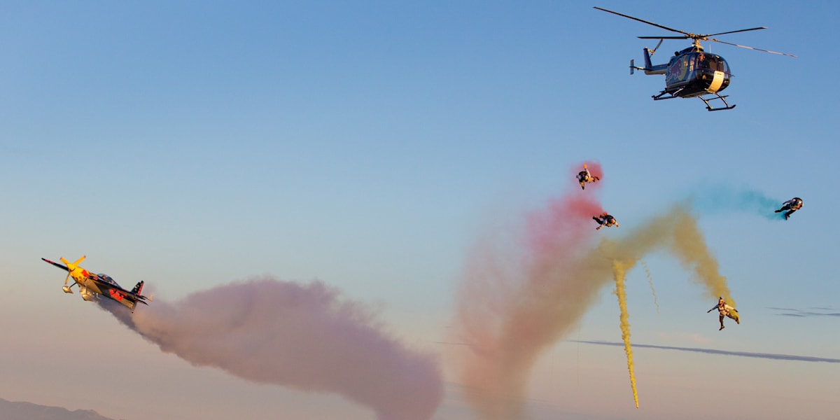 Red Bull Air Force】空のエキスパートたちの超絶フライト 5選