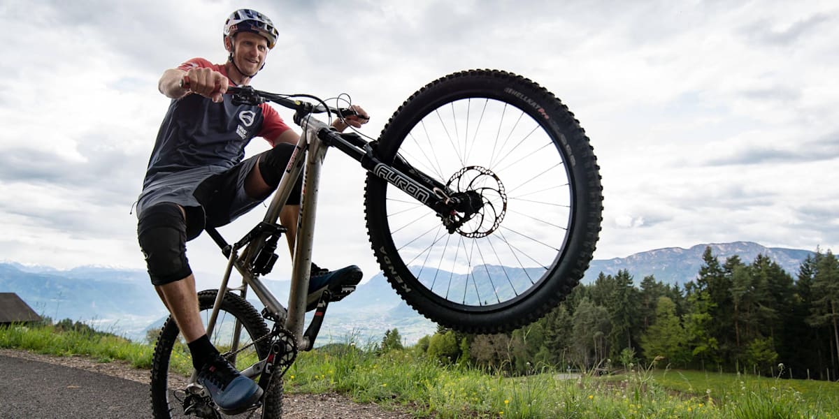VTT Comment faire un wheeling ou roue arriere Video