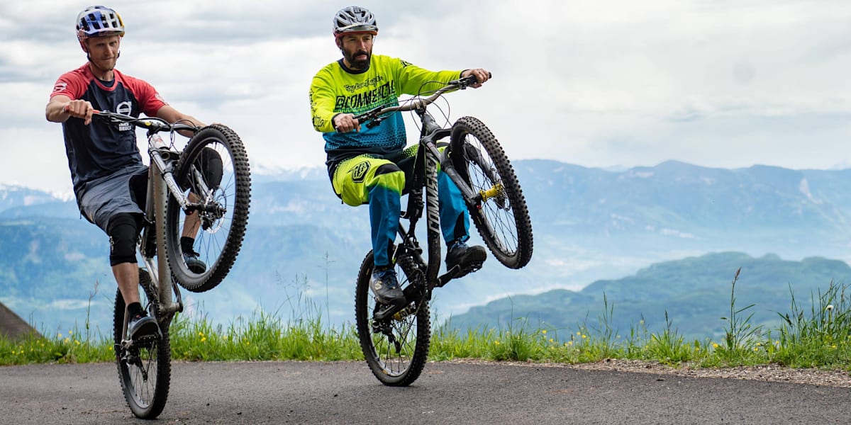 Faire un wheeling en vélo top