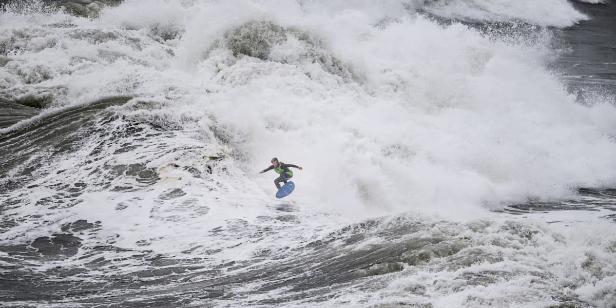 Coisa de cinema Lucas Fink desafia Nazaré de skimboard