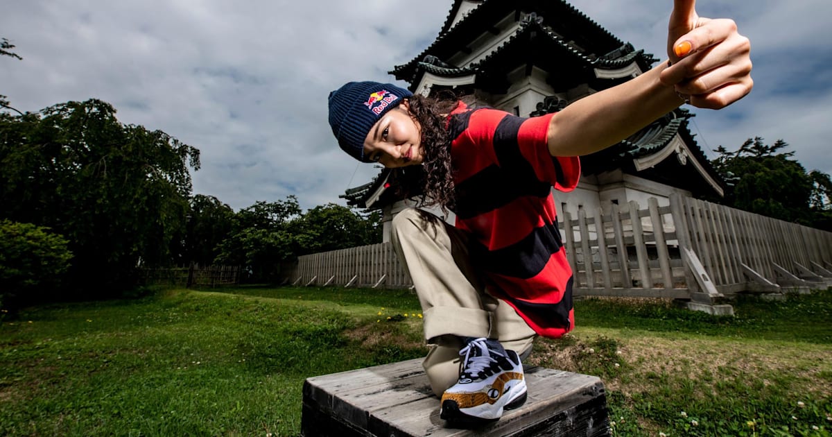 B-Girl Ami　サイン入りパーカー　レッドブル ami-hirosaki-castle
