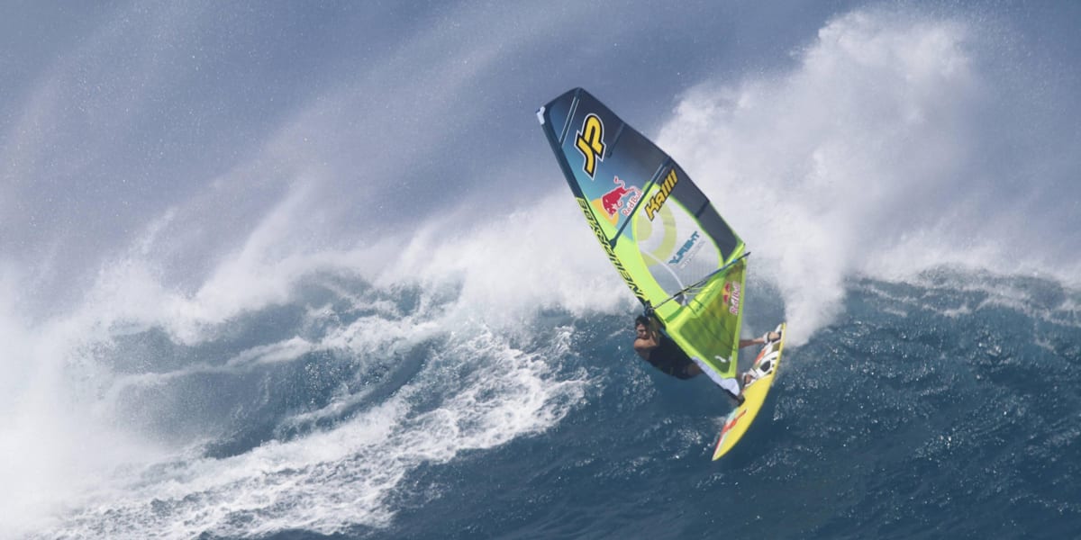 スーパービッグウェーブでウインドサーフィン！