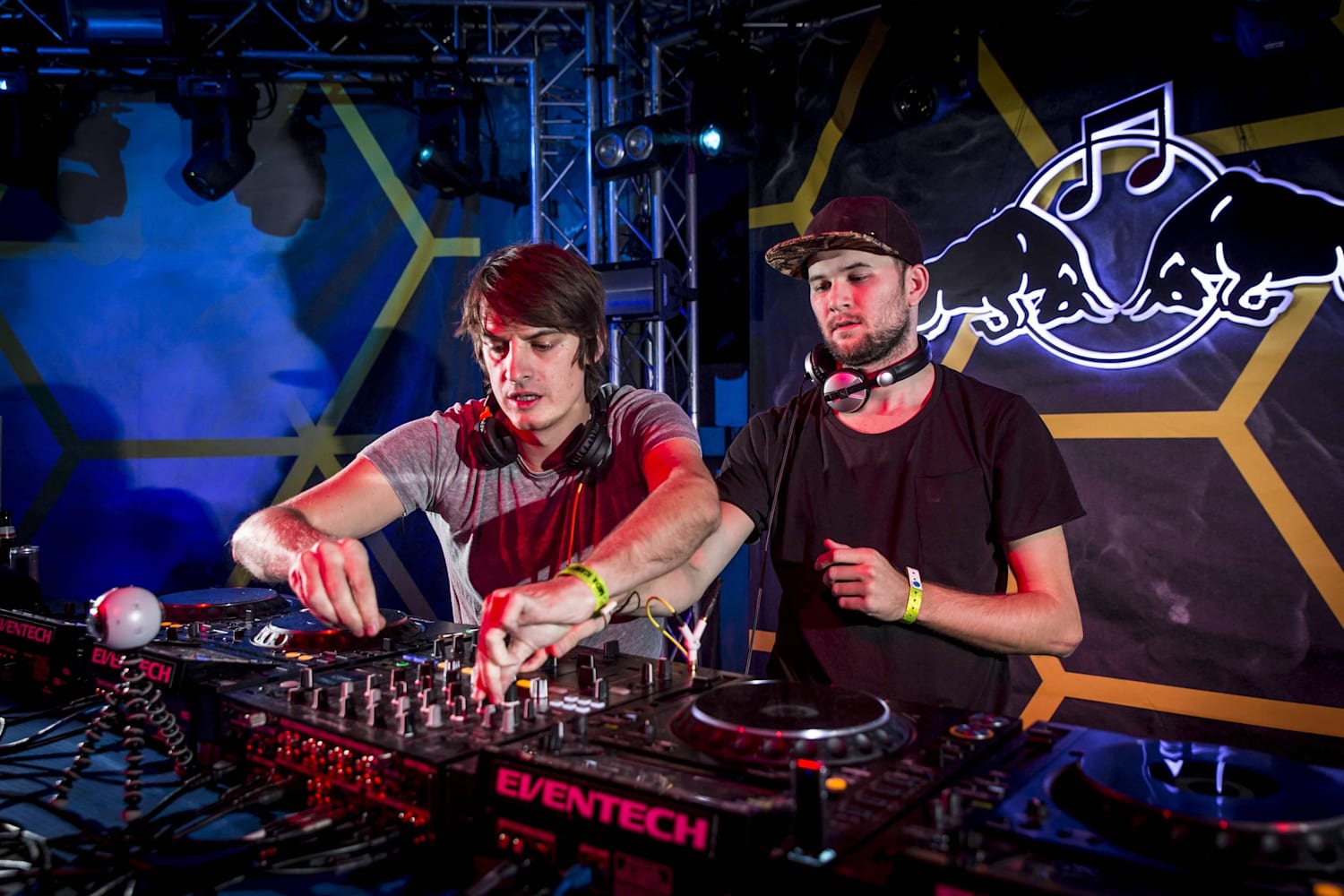 red bull symphonic camo krooked trifft kolonovits