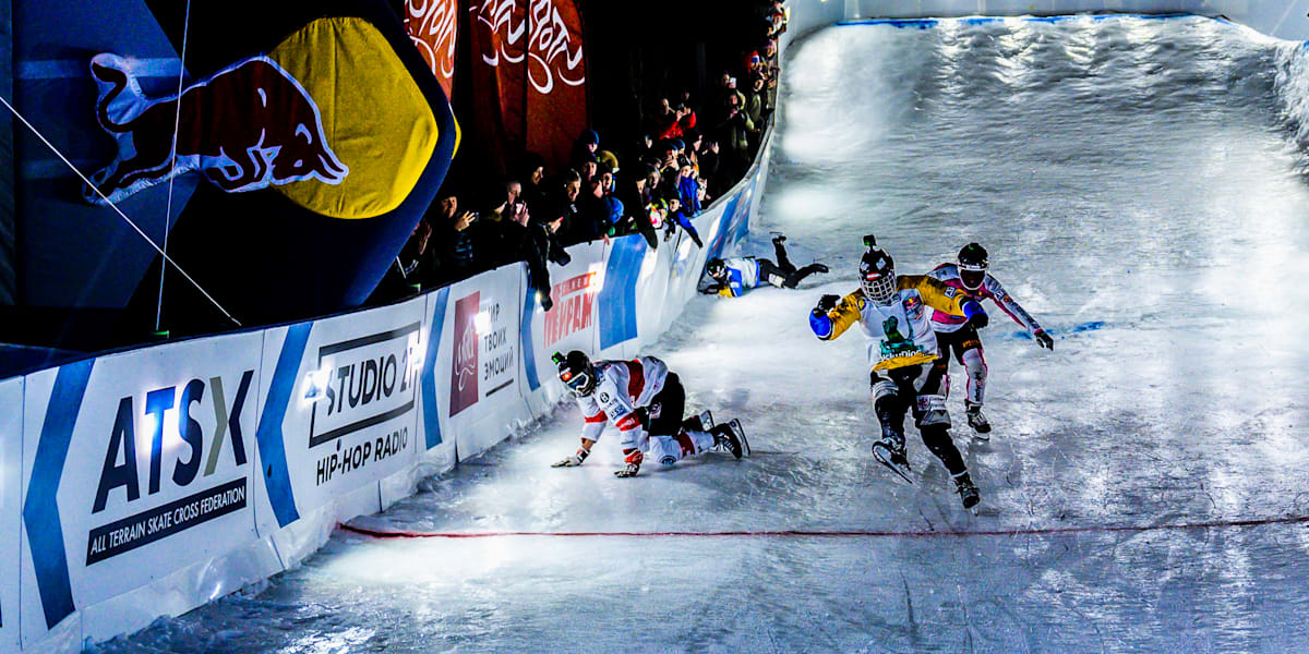 Айс крос. Ред Булл айс кросс. Red bull Ice Cross игора. Скоростной спуск на коньках. Спуск на коньках с горы