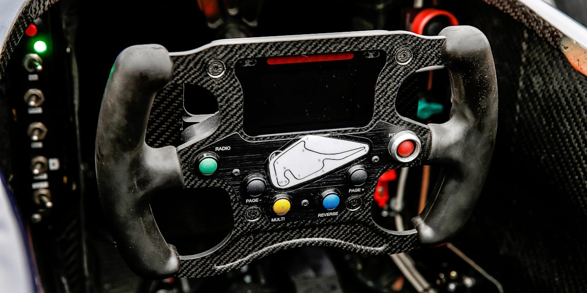 Ugyldigt knoglebrud bekendtskab Max Verstappen explains his F3 steering wheel buttons