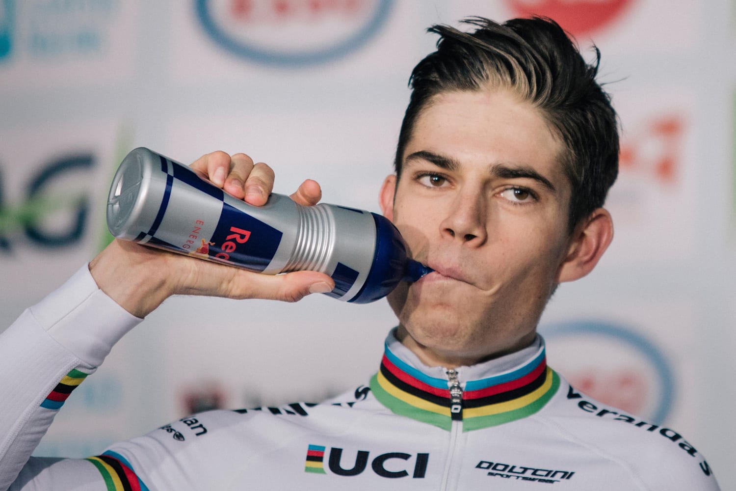 Zo stoomde Wout van Aert zich klaar voor de weg!
