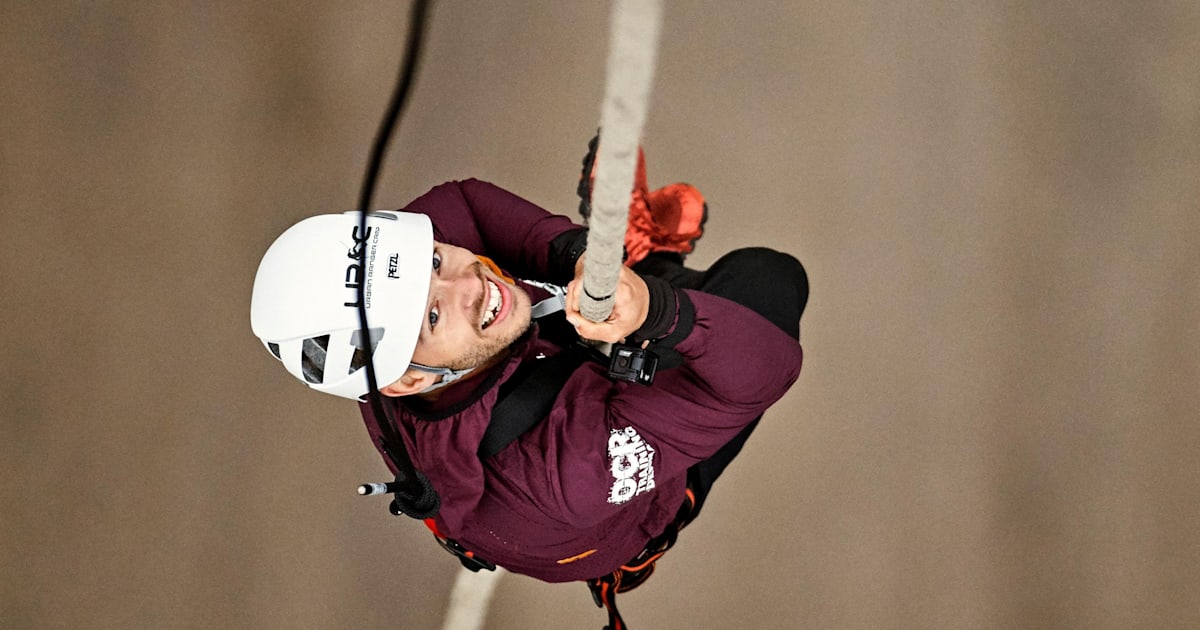 Se billederne: The World's Highest Rope Climb