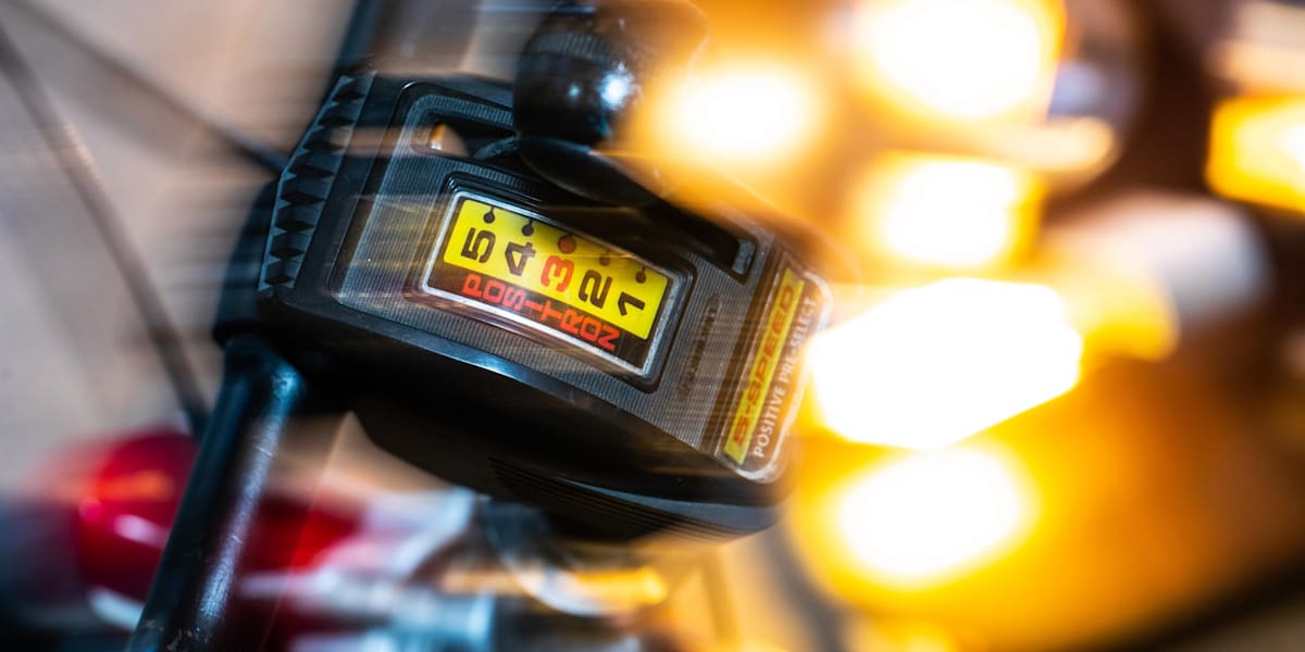 まるでオモチャのような見た目をしたSHIMANOの多段式変速シフトレバー