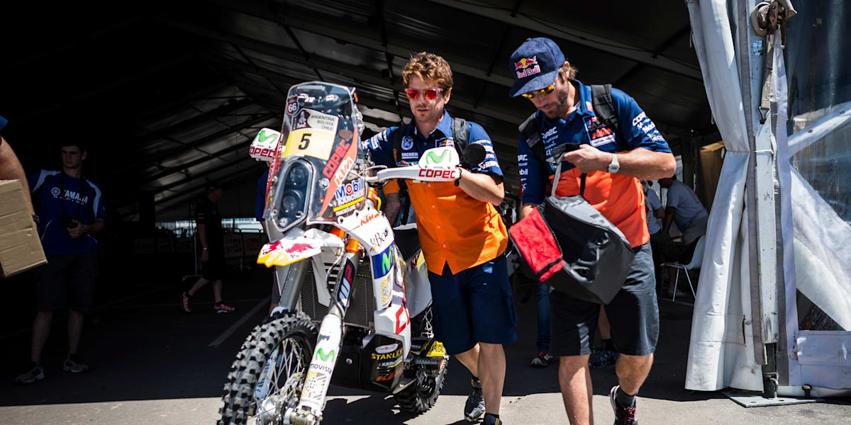 Marathon stage at Dakar gives mechanics a day off