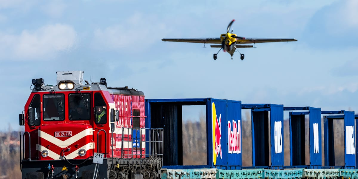 World first: Pilot lands plane on top of a moving train