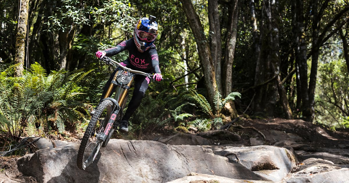 Girl mountain bikers discount