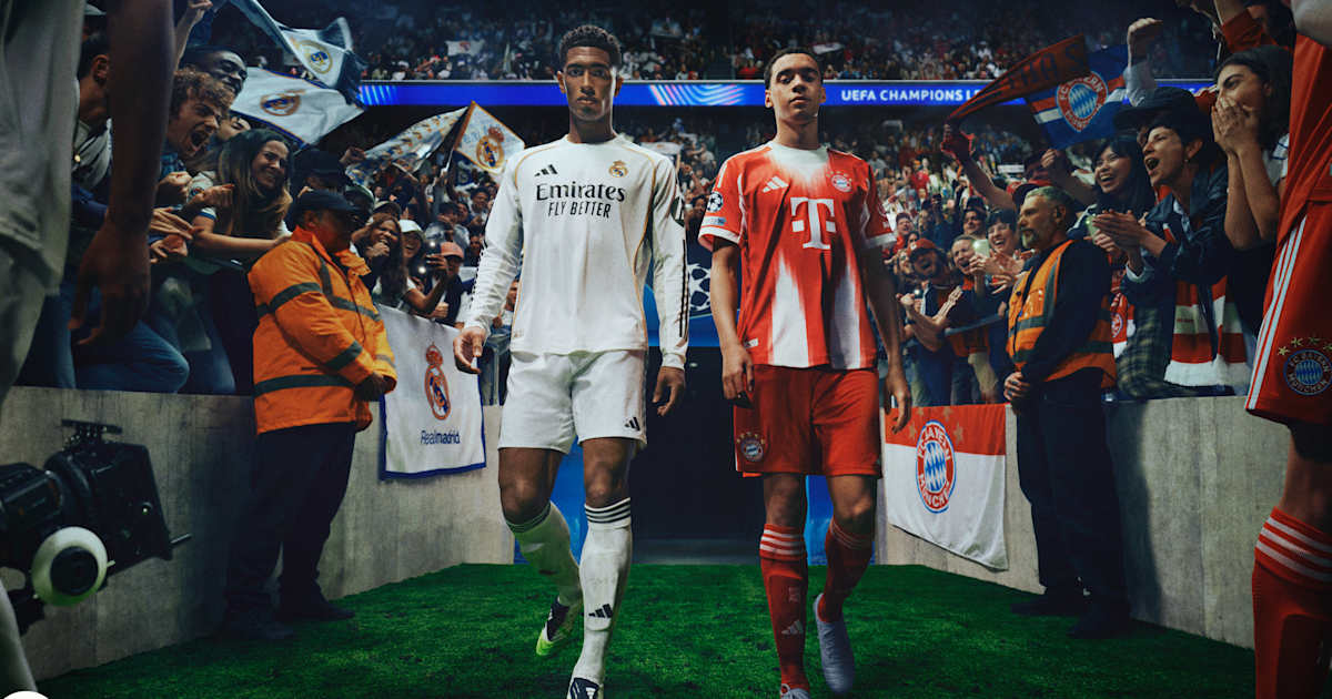 Футбол ойнап жүрген жалаңаш сұлу қыздар