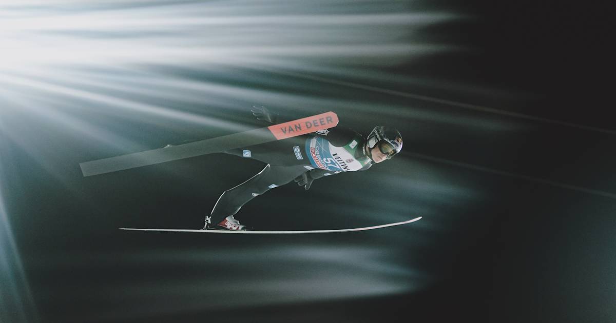 Үйде жыныстық қатынасқа түскен күйеу мен әйелдің жақыннан түсірілген көрінісі