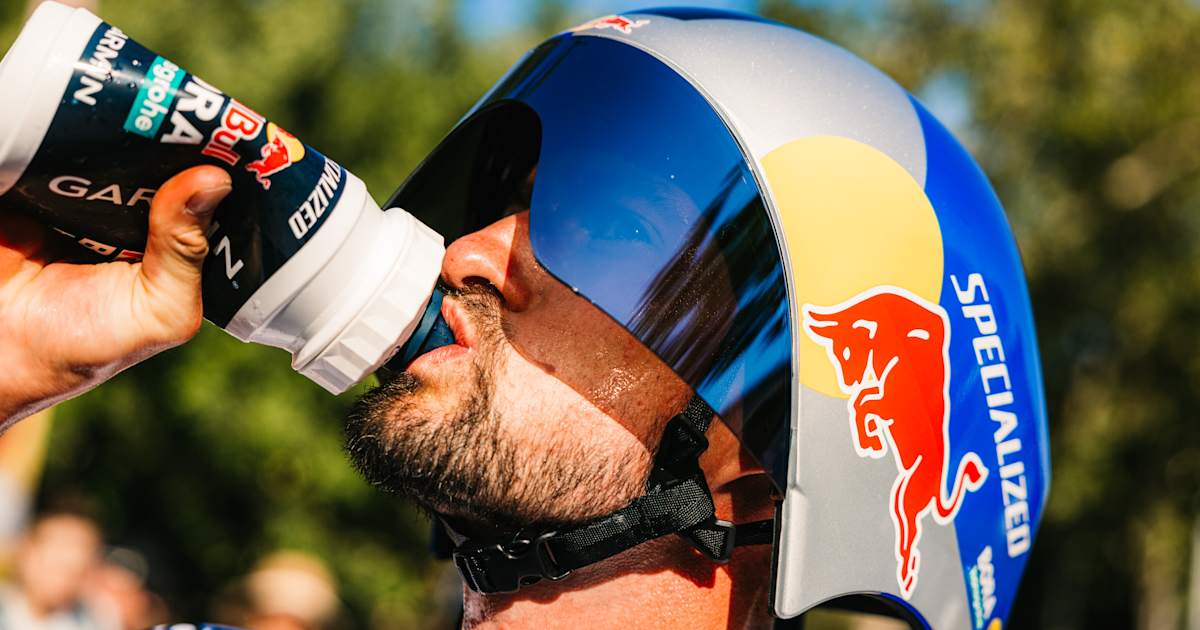 How do riders at the Tour de France manage the heat?