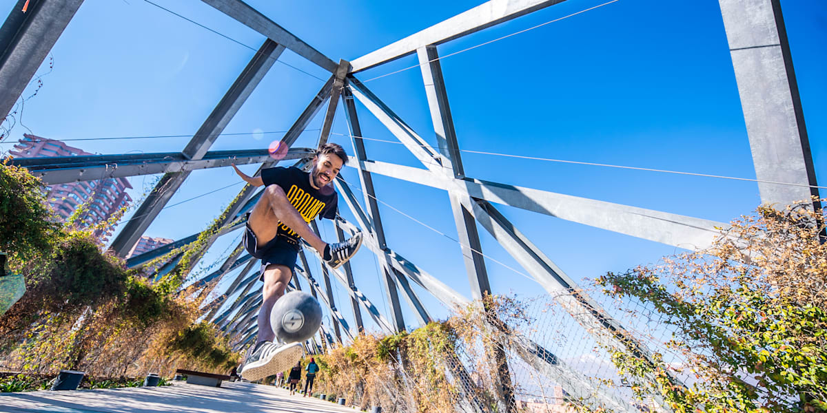 Around The World 頂点を目指して フリースタイルフットボールの世界大会