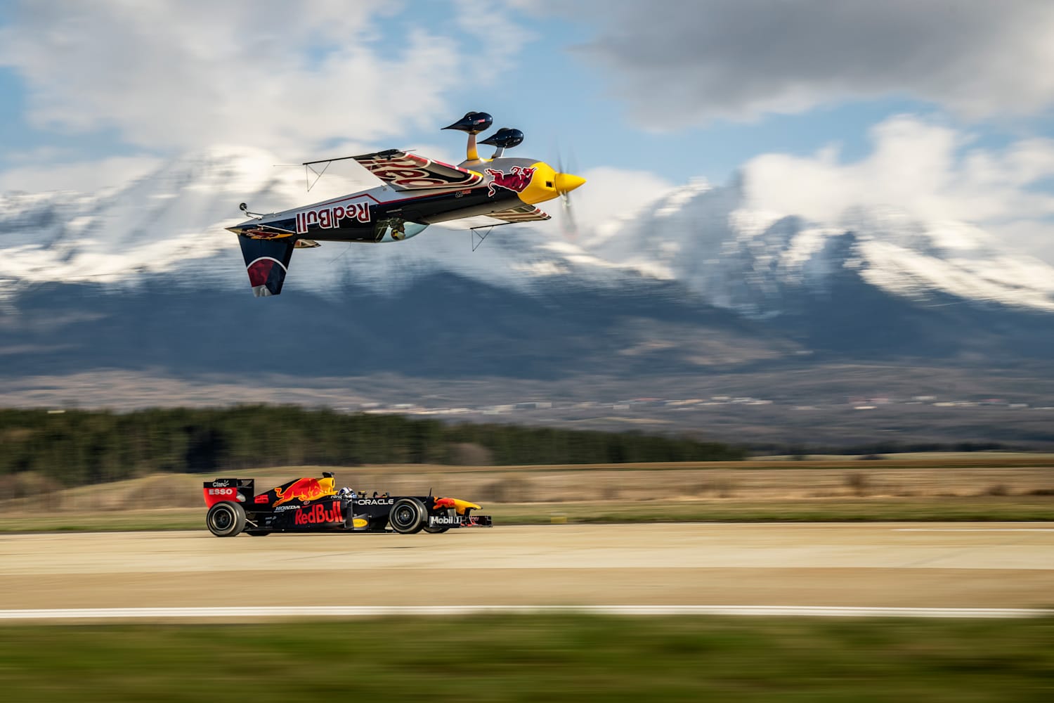 From Castle to Castle: Red Bull Racing showrun Prague
