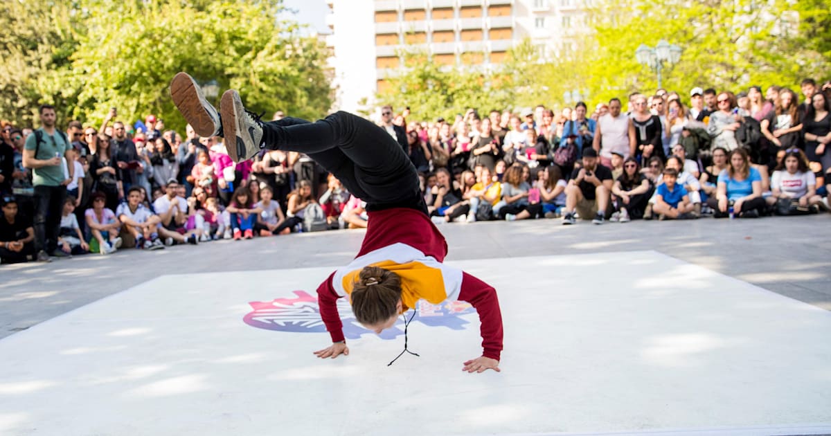 Streetdance terms: B-Boy και B-Girl vs breakdancer