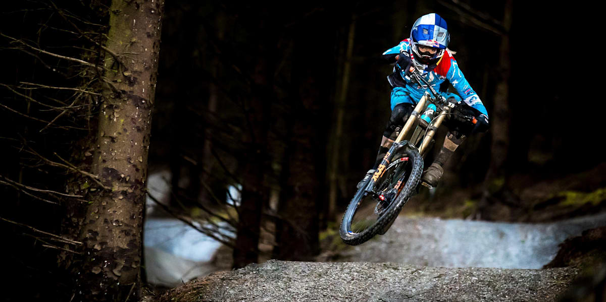 Mountain bike top female riders