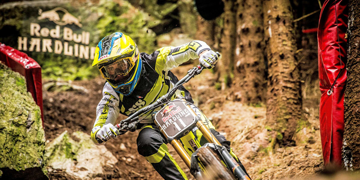Dirt mtb даунхилл. Обои даунхилл на велосипедах в полете. Downhill 2020 постеры. Scott downhill 1990. Даунхилл чемпионы.