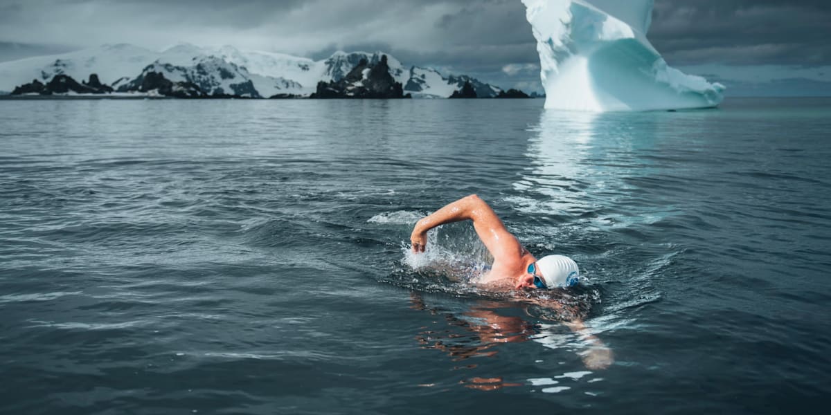 Go put ice. Лед плавает в воде. Летом на море лед. Моржевание картинки. Лед летом.