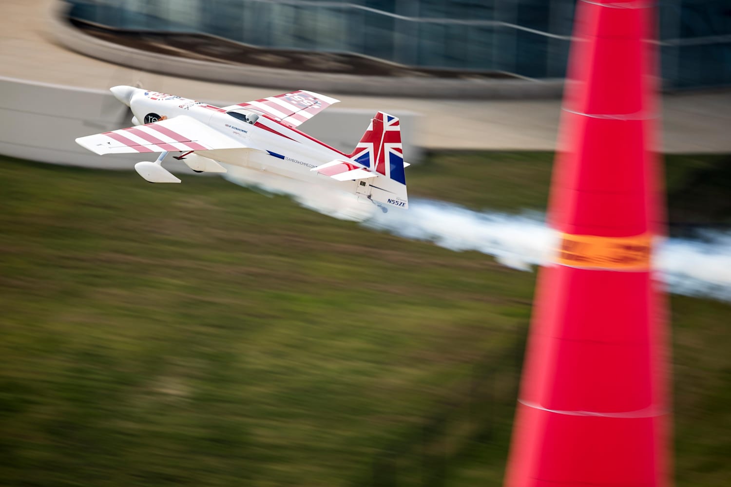 how do you fly a red bull air race plane video