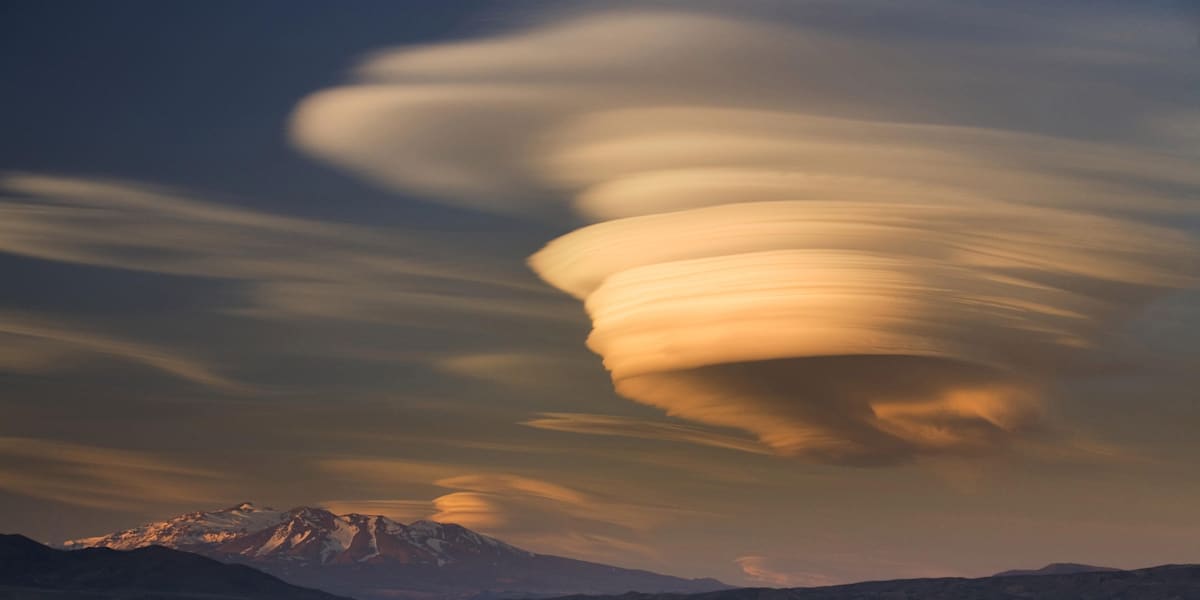 激安通販サイト a-venticular-cloud-over-an- 絵画